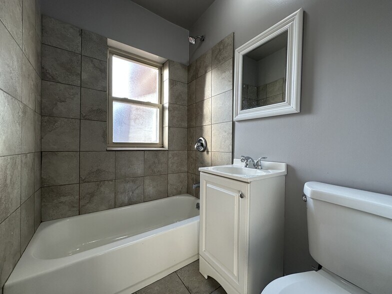 Building Photo - 4027 W Melrose St