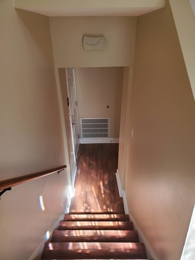 Building Photo - Gorgeous Split Foyer Close to Post!