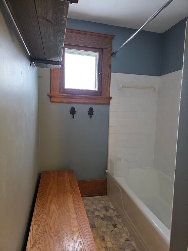 Building Photo - Large Home in Bowling Green