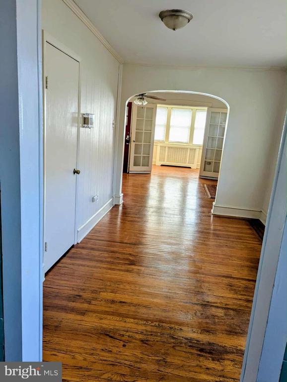 Building Photo - 6 W Hoffman Ave