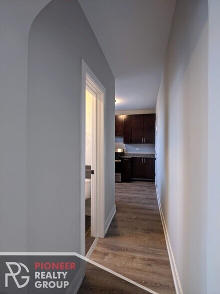 Building Photo - 4417 N Wolcott Ave