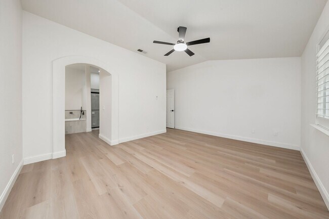 Building Photo - 302 Carlina Ct