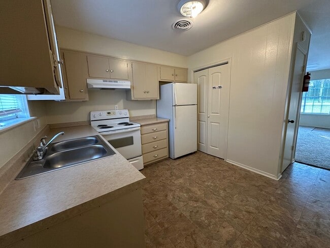 Building Photo - 1815 S Erie, Apt 1-4