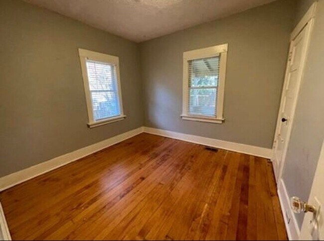 Building Photo - 2-Bedroom Home in the Hawthorne Area!