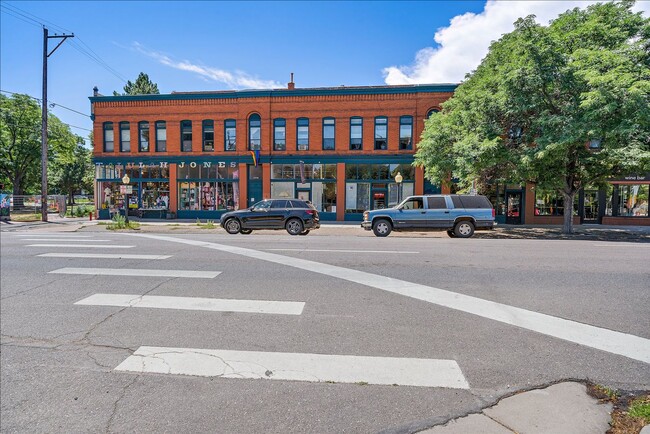 Building Photo - Uptown condo available immediately