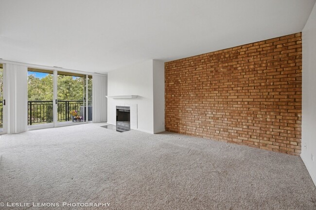 Building Photo - 6000 Oakwood Dr