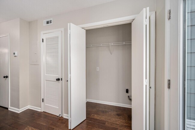 Building Photo - 2212 Cabin Hill Rd