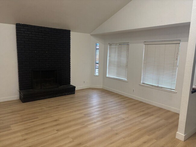 Building Photo - Beautiful Fair Oaks 4/2!  BIG HOUSE  **See details below for viewings**