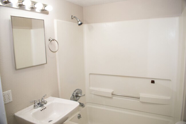 Building Photo - Cozy 1 Bedroom with 2 stall garage