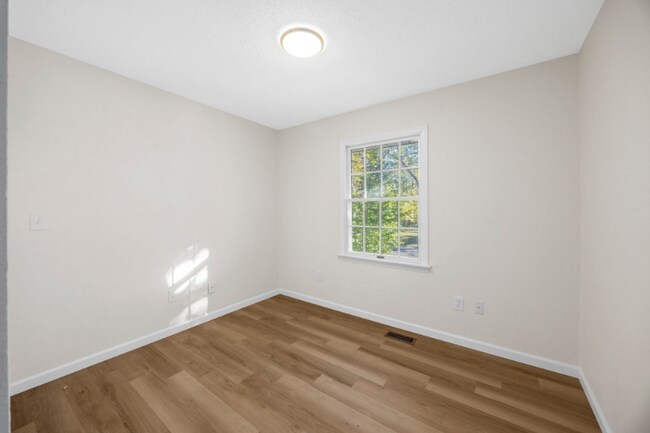 Building Photo - 1755 Fountainbleu Dr