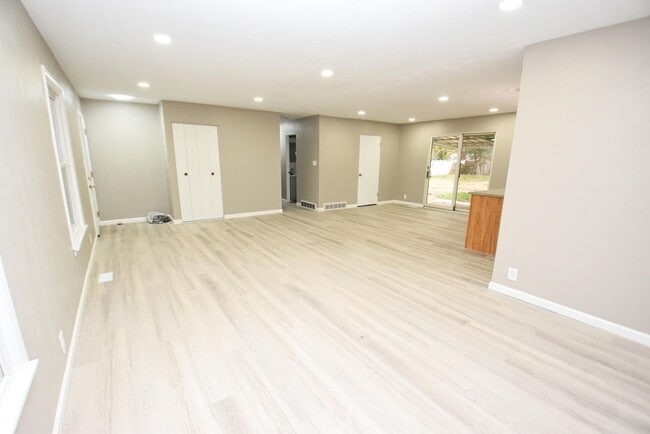 Building Photo - Inground swimming pool, 3 bedroom 1.5 bath home in South Bend IN