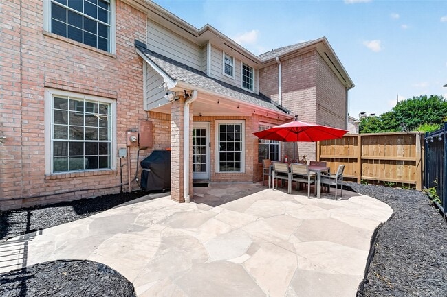 Building Photo - 1015 Enclave Square S