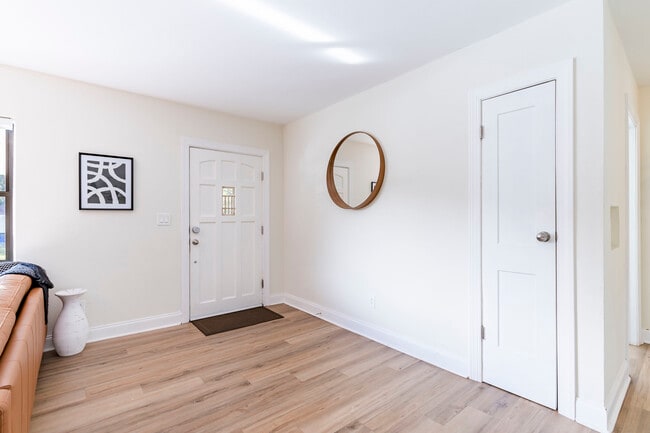 Building Photo - 1344 Springdale St