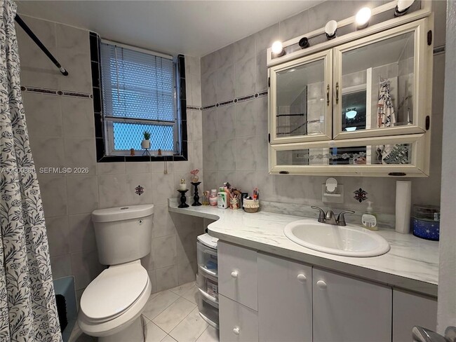 Building Photo - 1701 NE Miami Gardens Dr