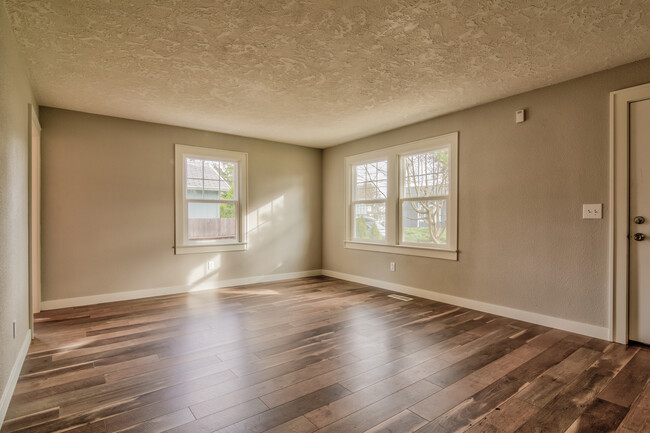 living room - 153 NE Jefferson St