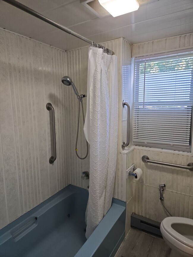 Building Photo - 4-5 Bedroom, 2 Bathroom 2-Story Detached H...