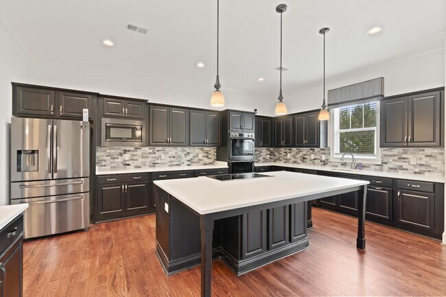 Building Photo - 213 Yellow Jasmine Dr