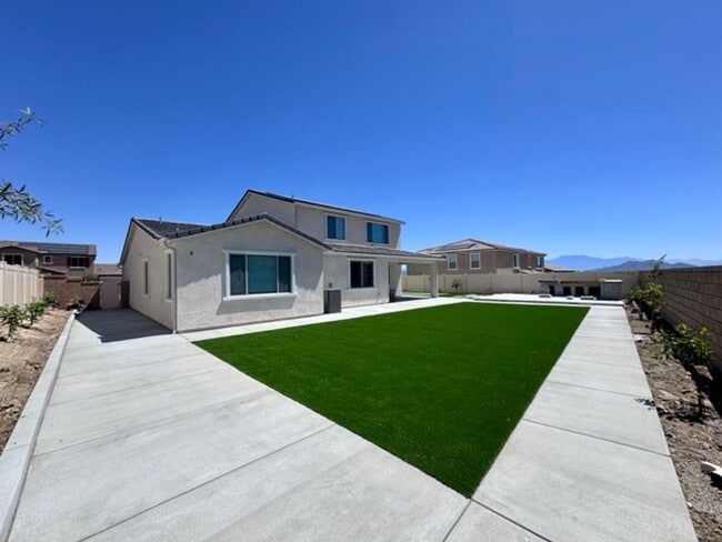 Building Photo - Spacious 5BD/3BA Home with Loft, Solar & B...