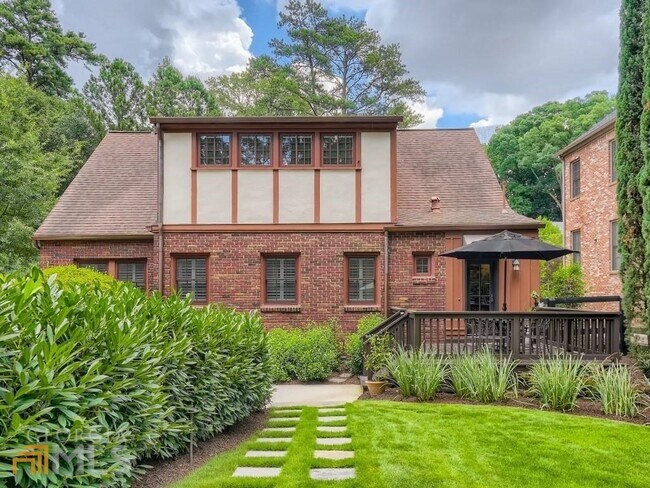 Building Photo - 3312 W Shadowlawn Ave NE