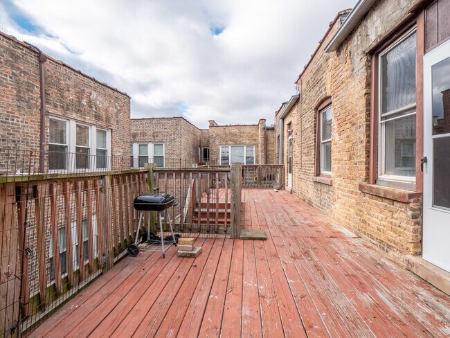 Building Photo - 7371 N Damen Ave