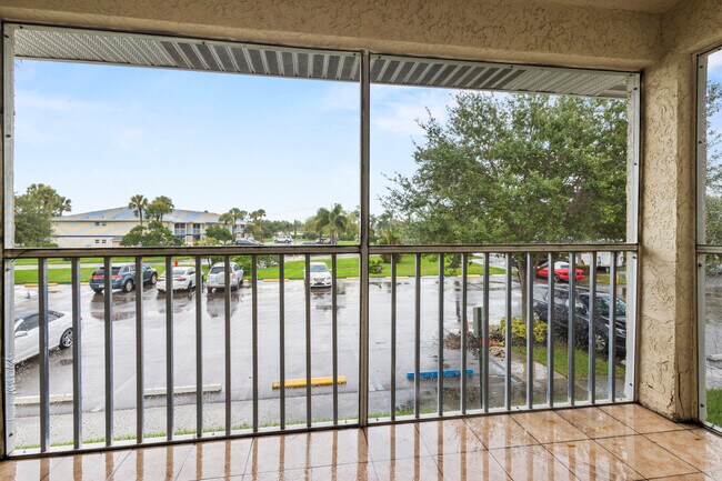 Building Photo - 1507 SE Royal Green Cir