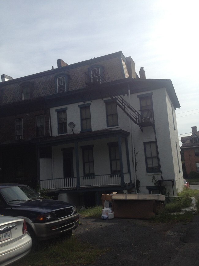 Building Photo - 261 Grand St