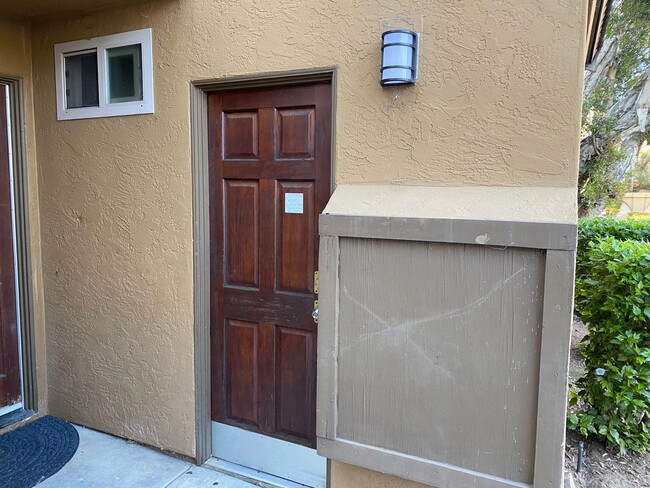 Building Photo - 2 bed 2 bath downstairs unit