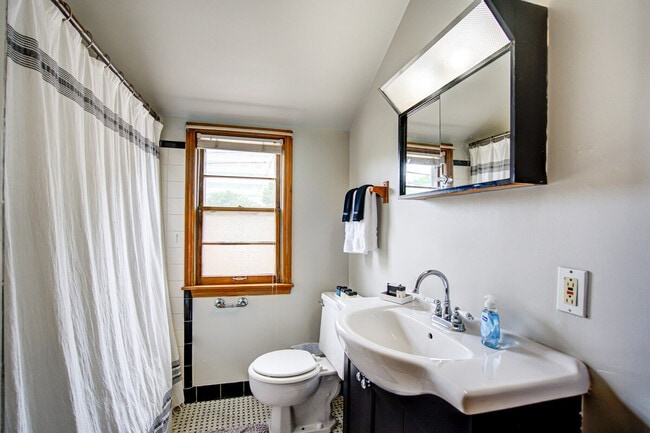 Building Photo - 3120 S 30th St