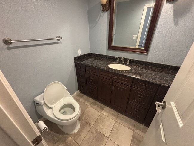 Building Photo - Beautiful 3 bed 2.5 bath townhouse in Spanish Trails!