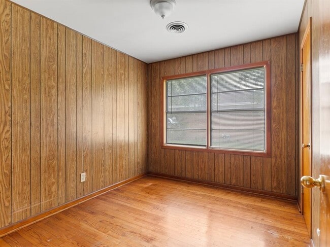 Building Photo - 2112 Hillcrest Dr