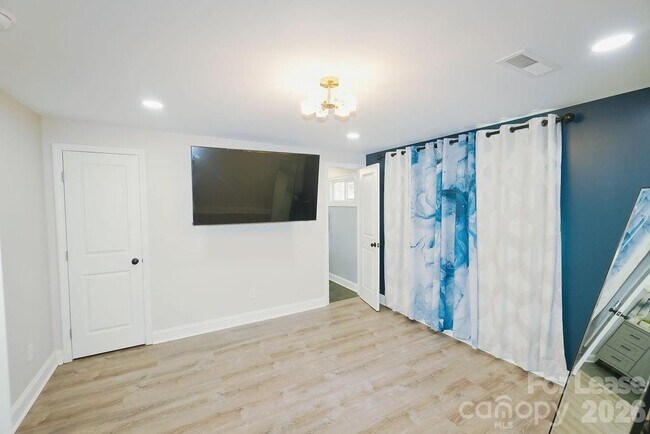 Building Photo - 909 Fisher St