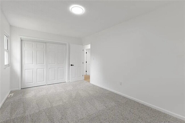 Building Photo - 804 S Montclaire Dr