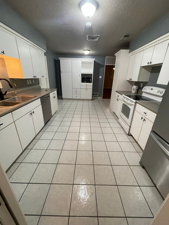 Building Photo - 1209 W Copper Ave