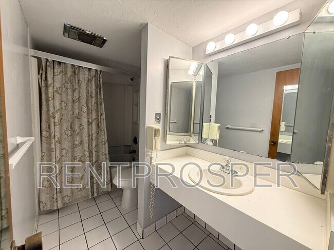 Building Photo - 5006 Sherwood Ln