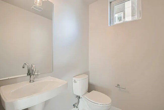 Building Photo - Newer Build 2 Bed 2.5 Bath Townhome for Rent!