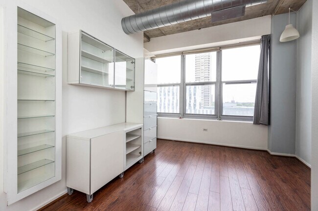 Building Photo - 933 W Van Buren St
