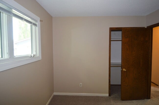 Building Photo - 5 Bedroom, 2 Bathroom House for Rent close to UND and Altru Hospital