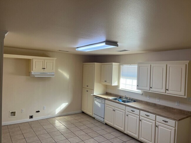 Building Photo - 104 Blue Dr