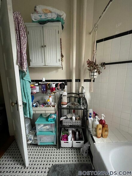 Building Photo - 208 Winthrop Rd