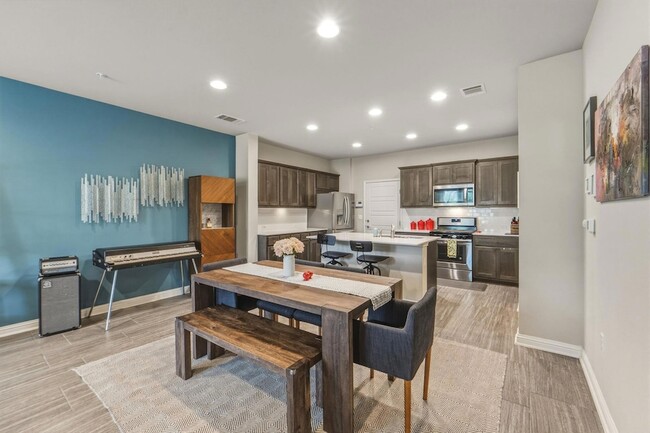 Building Photo - 6814 E Riverside Dr