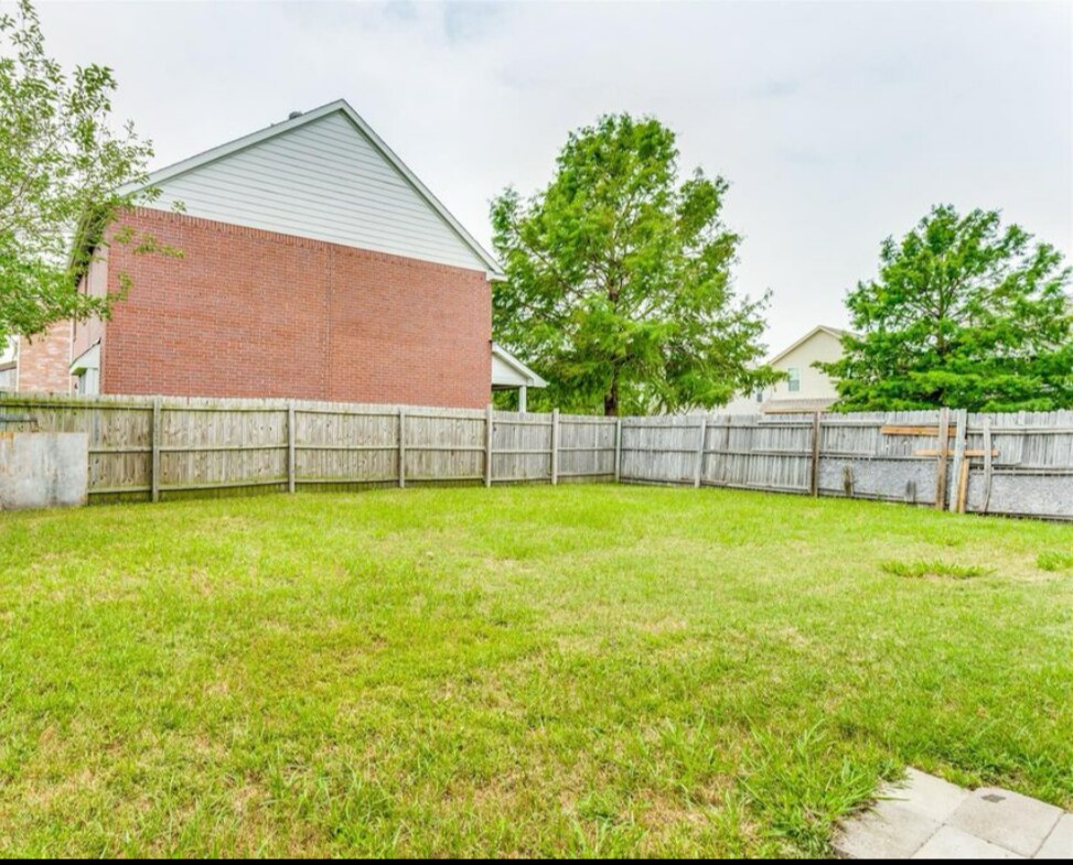 Building Photo - Room in Duplex on W Walton Way