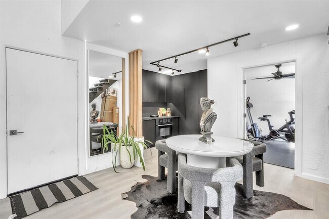 Building Photo - 9821 Walnut St