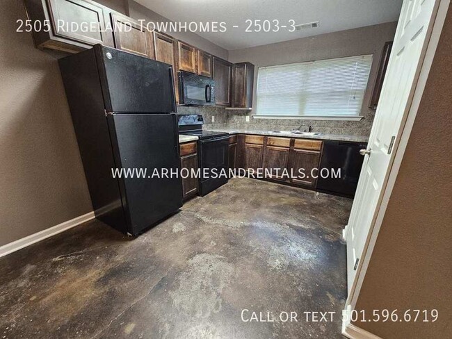 Building Photo - 2505 Ridgeland Townhomes - 2503-3 | $695 |...