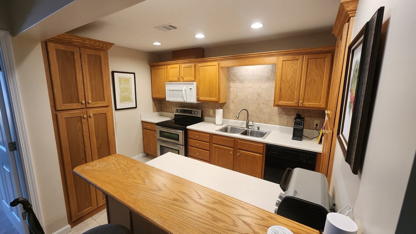 Kitchen - 6576 Johnson Cir