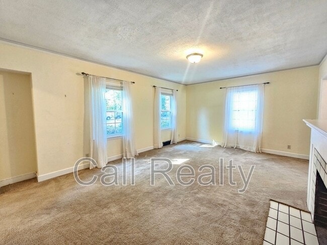 Building Photo - 1017 E Sharp Ave