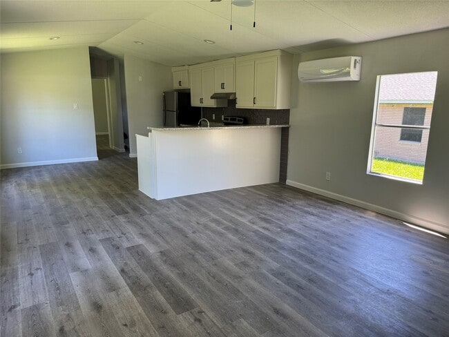 Building Photo - 1915 W Sealy St