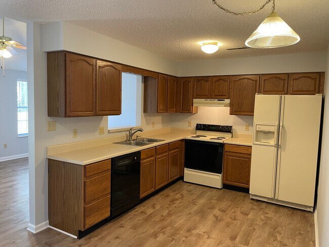 Kitchen - 7252 Lyngate Blvd