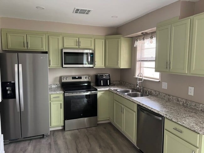 Building Photo - 3 bedroom, 1 1/2 bath home in central Norman