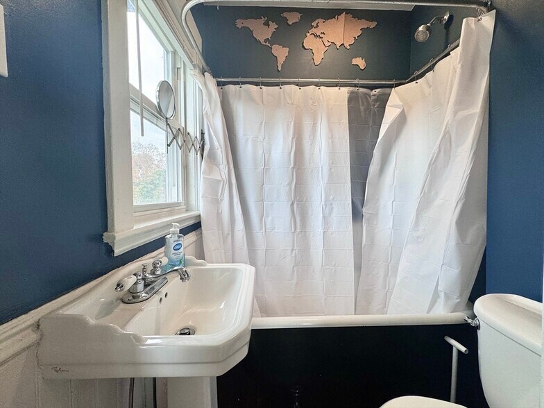 Building Photo - 47 1/2 Jamaica St