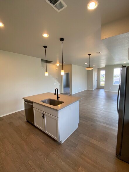 Building Photo - 2614 Avenger Pl #5